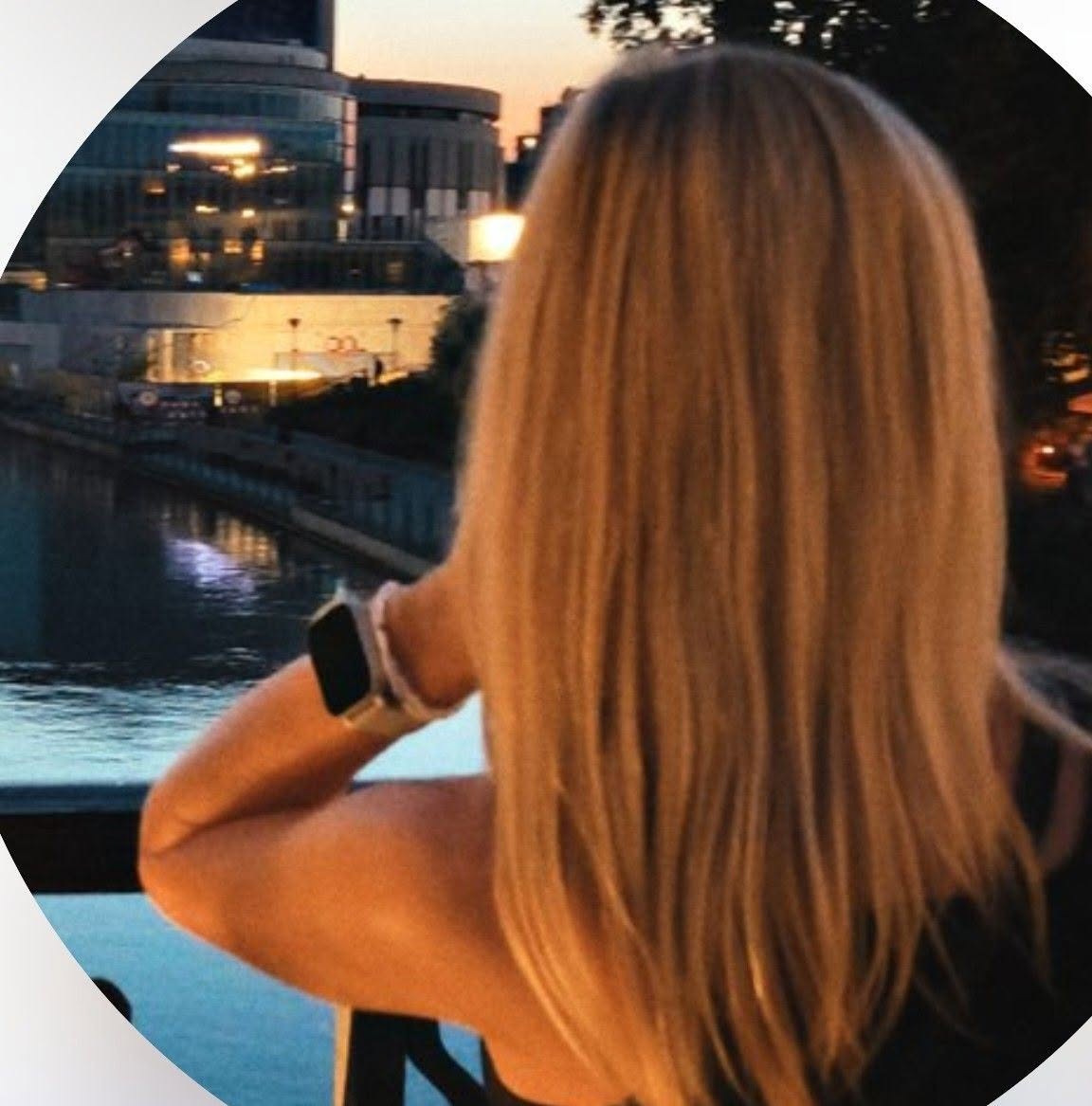 Iryna nad wodą, fotografowana od tyłu — zdjęcie z jej profilu